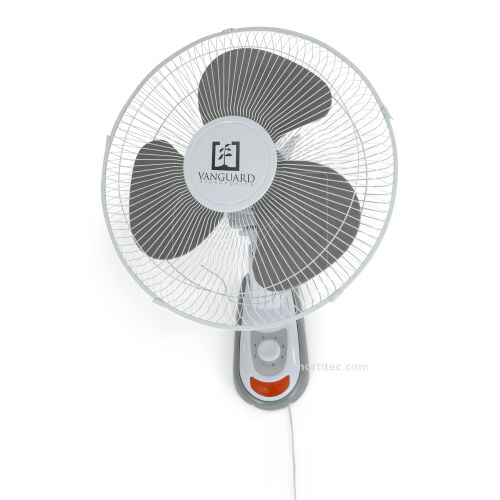 Ventilador de pared instalado en la esquina de un cultivo para maximizar el espacio de las macetas.