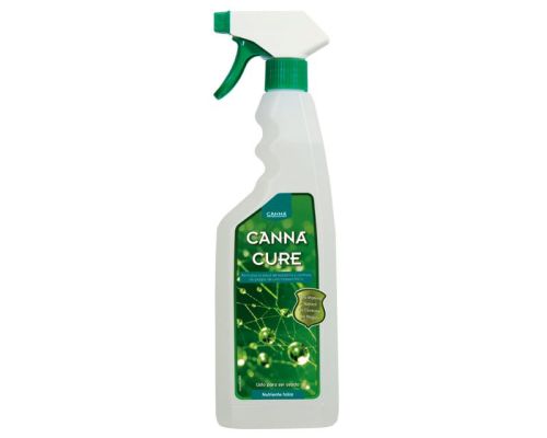 canna-cannacure-protector-plagas-estimulador-foliar Aplicación foliar de CANNACURE para crear una barrera protectora en las hojas.
