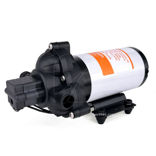 Detalle de las conexiones reforzadas y el motor de la bomba de diafragma Water Master.