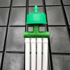 Sistema de distribución de riego Netadrip Hydra de 4 salidas con divisor central y piquetas de fijación.